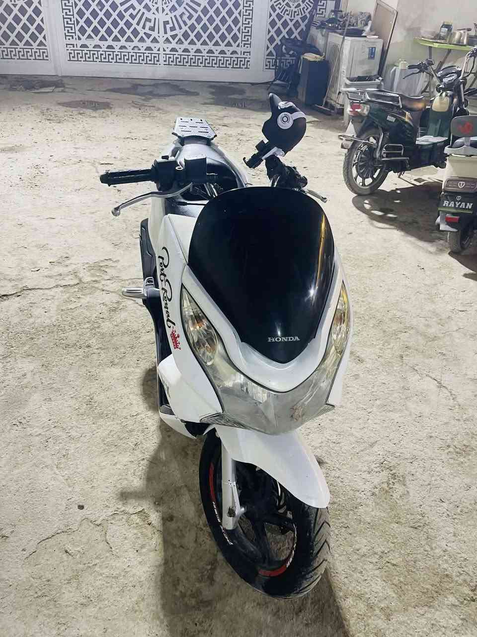 السلام عليكم دراجه بي سي اكس جيل الاول محرك مكفول ممفتوح ابد 
المكان بغداد الكريعات
سعر مليون او 300 بيها مجال 
رقم الهاتف ‭0770 394 2340‬
