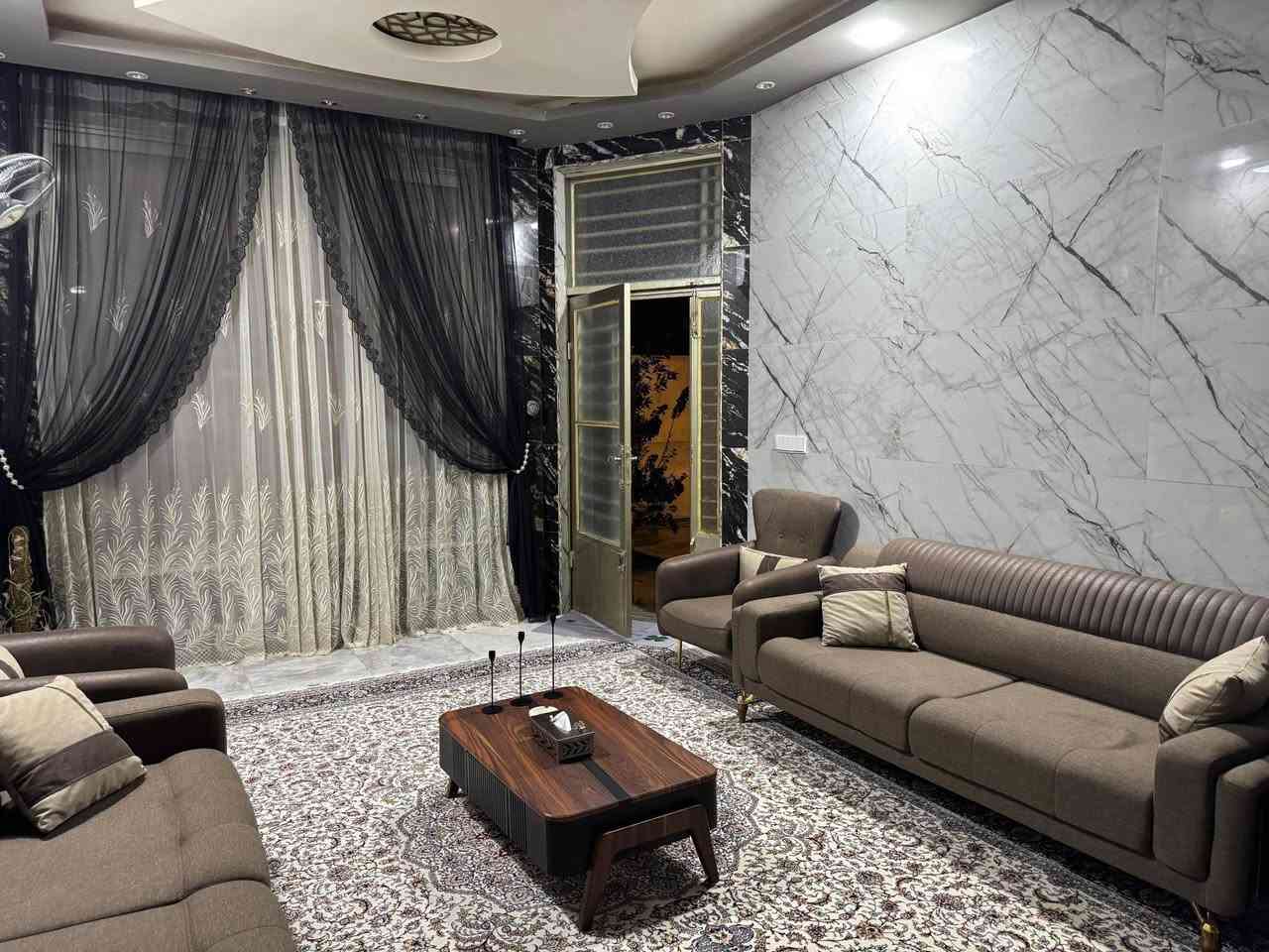 بيت للبيع كربلاء البوبيات عامود 53 طريق الزوار يبعد عن الإمام 2كيلو ثاني بيت بلفرع 
مساحته 200 متر سند 25 إقرار محكمه بناء جديد ومتعوب عليه
يحتوي على حديقه و 4 غرف و2 بالكون ومطبخ حار وبارد وسطح عالي وناصي وصالتين و3 مجاميع صحيه للأستفسار أكثر(***********)
