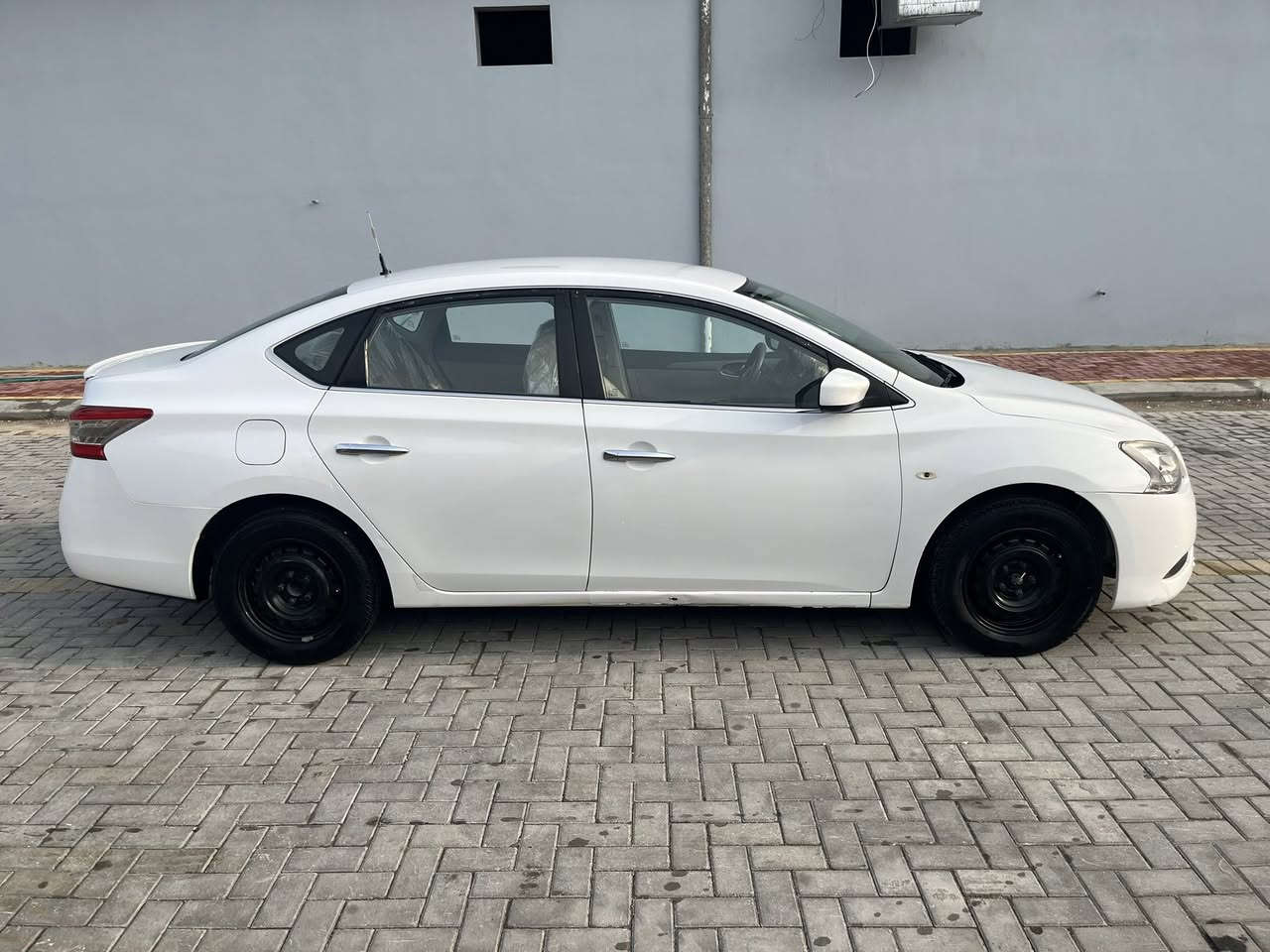 نیسان سێنترا ساخ ساخ ساخ 
مۆدێل ٢٠١٤ سەیارەکە حیزام بۆیەخە لەسەر ساخی سەقفی بۆیاخی نیە لە سندوقەکەیەوە قرچێکی بچوکی هەیە شایەنی باس نیە سەیارەی دەستی خۆمە کامل جاهیزە سەیارەکە خەلیجیە بەشەرتی حاسیبە و ماڵی مەدەنی  سعری ٦٣ گەڵاو مەعەمەلە

لەکەلارم ***********
