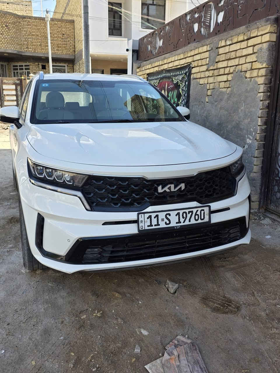 سورنتو ٢٢ رقم بغداد مميز وحلو ماشيه ٨٦ مواصفات جنطه كهرباء حساسات أماميه خلفيه بيه بارد قليل السيارة مكفوله من الصبغ والتبديل سونار موجود مكان السيارة ناصريه  السعر. ٢٩٠ بيه زرع اربع عدسات كلفت ٥٠٠ دولار يعني انسه لايت ضعيف بالدولي موبايل ***********
