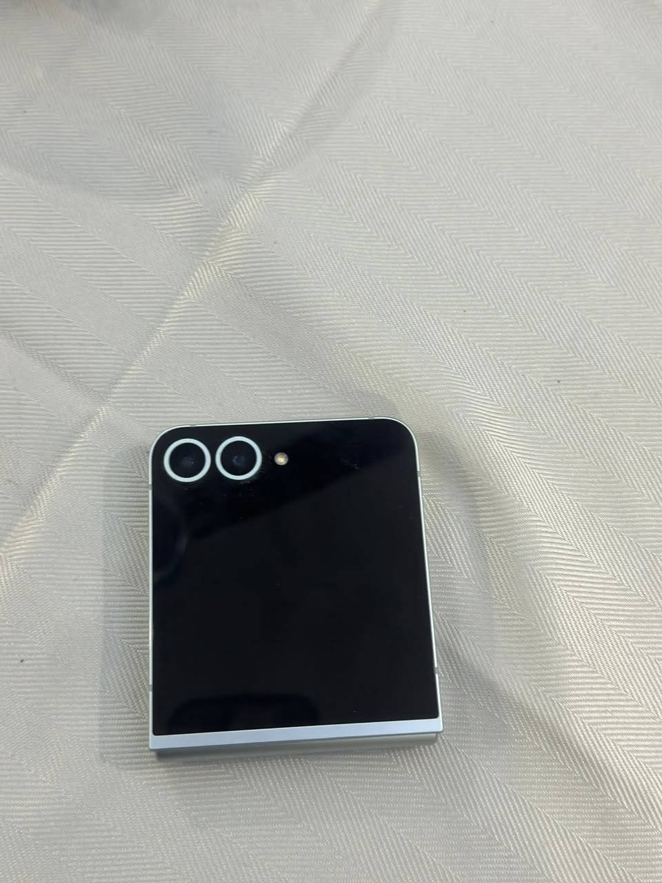 سامسونج galaxy z flip 5  اخو الجديد قبل فتره اخذته الجهاز استعماله نضيف جداً السعر 750 وبي مجال للتواصل على الواتساب *********** مكاني النجف مجمع عماد سكر
