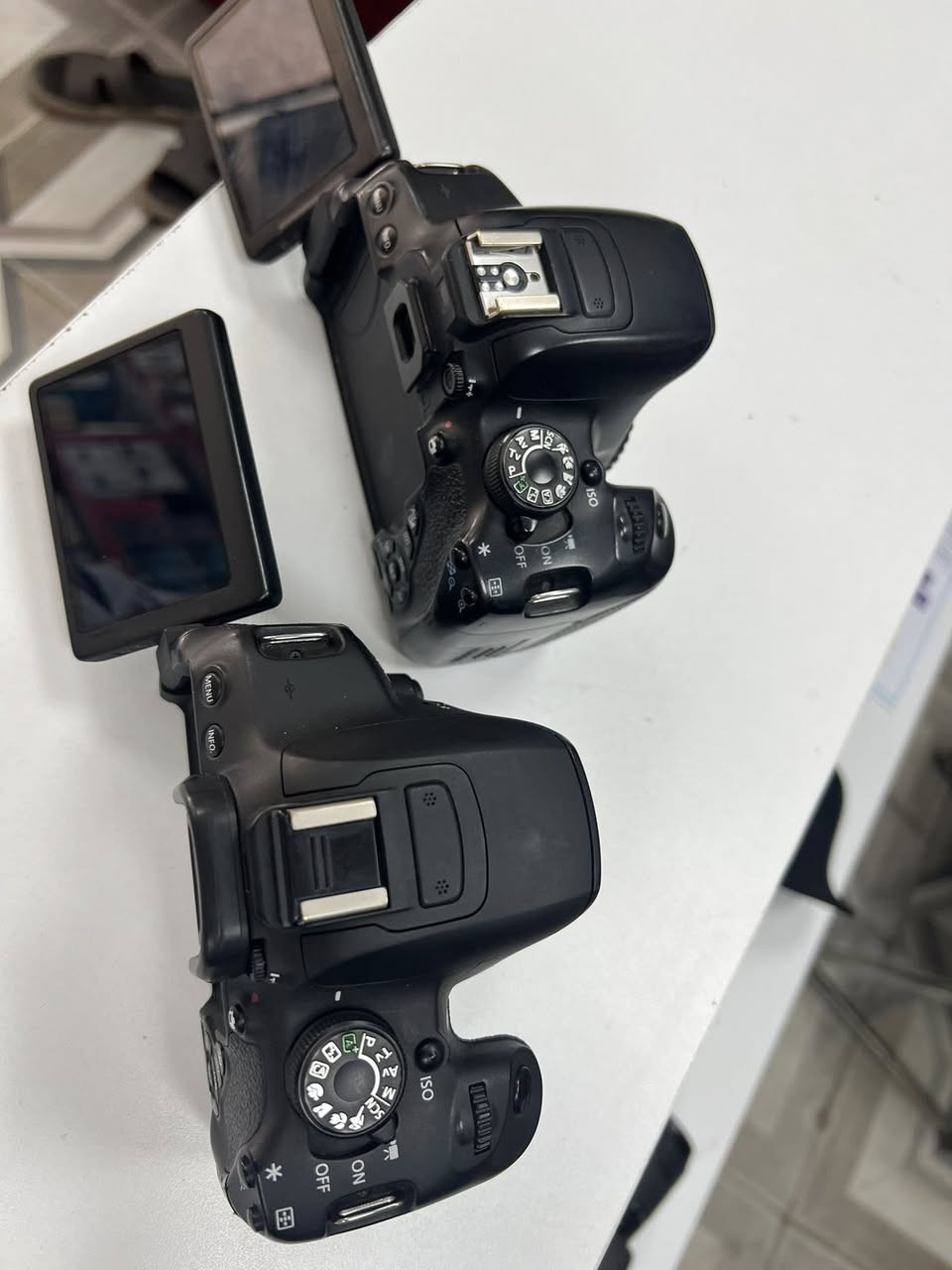 كامرات كانون 700D شغالات 100-100 نضافه 90-100 بيهن مشكله بل فلاش فقط او يصوّرن طبيعي للبيع *********** كاملات ملحقات من كلشي
