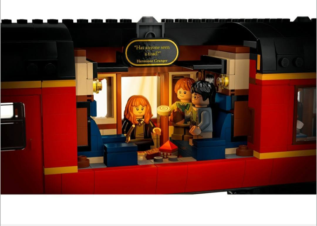 هذه المجموعة التي تظهر في الصورة هي **LEGO Harry Potter Hogwarts Express™ – Collectors' Edition (رقم المجموعة 76405)**، وهي واحدة من أضخم وأفخم مجموعات ليغو المخصصة لهواة التجميع ومحبي سلسلة هاري بوتر.
قطعة ضخمة جدا وثكيلة وكبس ليكو كوبي كارتونة عادية كاملة تفاصيل في الاسفل

 * **اسم المجموعة:** Hogwarts Express™ – Collectors' Edition.

 * **رقم المجموعة:** 76405.

 * **عدد القطع:** 5129 قطعة.

 * **الفئة العمرية:** 18+ (مخصصة للبالغين).

 * **تاريخ الإصدار:** أغسطس 2022.

### 2. المكونات الرئيسية للمجسم

 * **القطار:** نسخة مبنية بمقياس تقريبي 1:32، وتتكون من القاطرة البخارية (Engine)، وعربة الفحم (Coal Tender)، وعربة ركاب (Passenger Carriage) تضم 3 مقصورات.

 * **السكك الحديدية:** تأتي المجموعة مع قاعدة عرض طويلة تحاكي قضبان القطار، بما في ذلك تصميم رصيف 9¾ في محطة كينغز كروس.

 * **الميزات التقنية:** تحتوي القاطرة على ذراع في الأعلى عند تدويره، يجعل القطار يهتز بحركة واقعية تحاكي حركة القطارات البخارية. كما تحتوي عربة الركاب على "طوب إضاءة" (Light Bricks) لإضاءة المشاهد داخل المقصورات.

### 3. المجسمات المصغرة (Minifigures)

تأتي المجموعة مع **20 شخصية مصغرة** متنوعة تغطي لحظات أيقونية من أفلام هاري بوتر:

 * تتضمن الشخصيات الرئيسية (هاري، رون، هيرميون) في مراحل عمرية مختلفة.

 * شخصيات إضافية مثل: ريموس لوبين، جيني ويزلي، دراكو مالفوي، الساحرة المسؤولة عن عربة الطعام (Trolley Witch)، ومحاسب القطار.

 * تتضمن أيضاً شخصية "ديمنتور" (Dementor).

 * شخصيات من مشهد النهاية (Epilogue) مثل هاري وجيني مع أطفالهم (ليلي، جيمس، ألبوس).

### 4. مشاهد الفيلم

تم تصميم المقصورات الثلاث في عربة الركاب لتجسد أربعة مشاهد كلاسيكية من أفلام هاري بوتر:

 1. لقاء هاري ورون وهيرميون لأول مرة في الفيلم الأول.

 2. مشهد إنقاذ البروفيسور لوبين لهاري من الديمينتور في الفيلم الثالث.

 3. مشهد لونا لوفجود وهي تنقذ هاري من تعويذة دراكو في الفيلم السادس.

 4. مشهد على رصيف 9¾ حيث يودع هاري وجيني أطفالهم.

### 5. أبعاد النموذج

 * **الطول:** حوالي 118 سم.

 * **الارتفاع:** حوالي 26 سم.

 * **العرض:** حوالي 20 سم.

تعتبر هذه المجموعة قطعة عرض مذهلة وتحدياً ممتعاً في البناء، حيث تأتي مع 4 كتيبات تعليمات منفصلة مما يسمح لأربعة أشخاص بالمشاركة في عملية البناء في وقت واحد.

هذه المجموعة التي تظهر في الصورة هي **LEGO Harry Potter Hogwarts Express™ – Collectors' Edition (رقم المجموعة 76405)**، وهي واحدة من أضخم وأفخم مجموعات ليغو المخصصة لهواة التجميع ومحبي سلسلة هاري بوتر.


**إذا كنت صاحب هذا الإعلان وتريد حذفه لأي سبب، رجاءا أرسل رسالة إلى الدعم الفني**