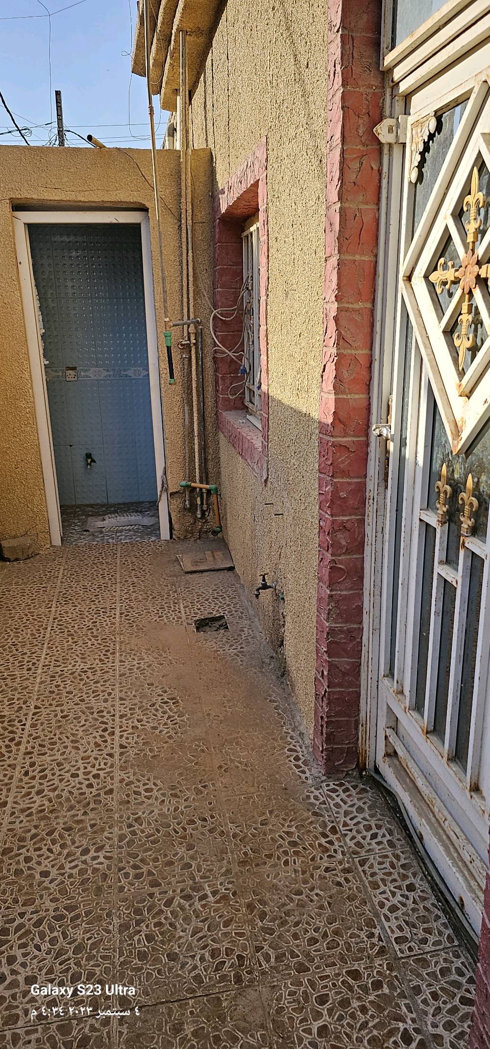 الدار في محافظة واسط الكوت منطقة العزه الجديده مقابل جسر الكريميه بالقرب من موكب ستار اربيح المساحه ١٣٢ م طابقين ملك طابو صرف الطابق الأول غرفتين نوم مع هول ومطبخ وحمام والاستقبال خارجي مع تواليت والطابق الثاني غرفتين نوم مع هول 
