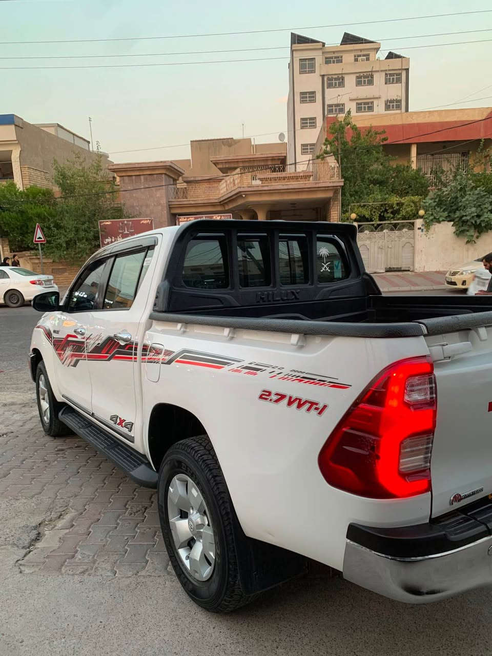 Toyota Hilux 2021 شەریکە جیهان 
دەرکەی سایەق بستەک PDR 
بۆدی پشتی دوو بست تعدیل 
بێ ژورێ بێ ئێڕباگ 
مەکینەی V4 ی کەپس 
رەقەم هەولێر سەنەوی نوێیە 
١٣٨ هەزار کم رۆیشتییە گێڕ عادی 
نرخی ٢٤٥ وەرەقە و مەجال
***********📞 أربيل, العراق
