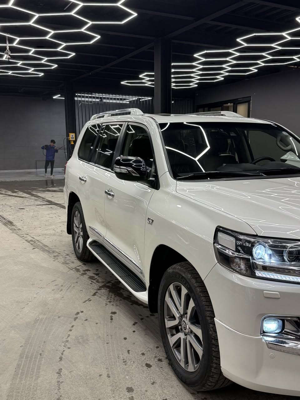 لاندكروز VXS
White edition
2017
فول مواصفات 
90km
كشنات جلد قرميدي 
تبريد كشنات
٣ شاشات 
كامره ٣٦٥
٥ بصمات
فتحه سلايد
جكات 
كراسي كهرباء
ستيرن تحكم جهتين 
كشنات ميموري
٤ جامات اوتو 
صندوك كهرباء
مرايات كهرباء 
مري قلاب
***********
