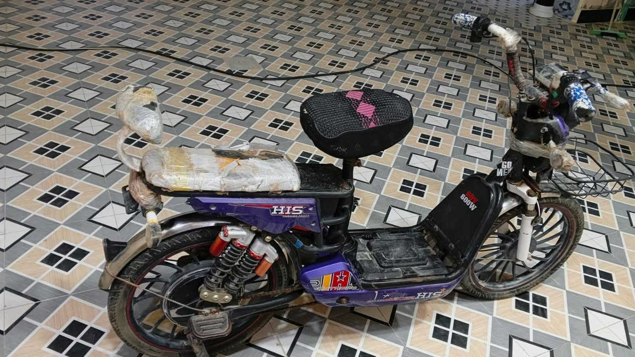 السلام وعليكم دراجه شحن للبيع دراجه كلشي ما بيها نقصها بس بطاريات عنوان ديالى دلي عباس رقم الهاتف *********** السعر 75
