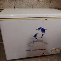 مجمده حجم كبير نضيفه سعر 200وبيها مجال رقم 07705759942