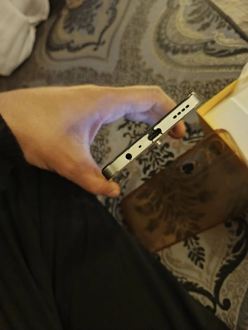 ريملي c65 ذاكرته ٢٥٦ نضيف حيل بس بي طخه من جوه بل شاصي ممئثره بشي ضمان شهر اي مشكله بي يرجع ويا كارتونه فقط سعر 110 الاف بغداد الدوره ***********
