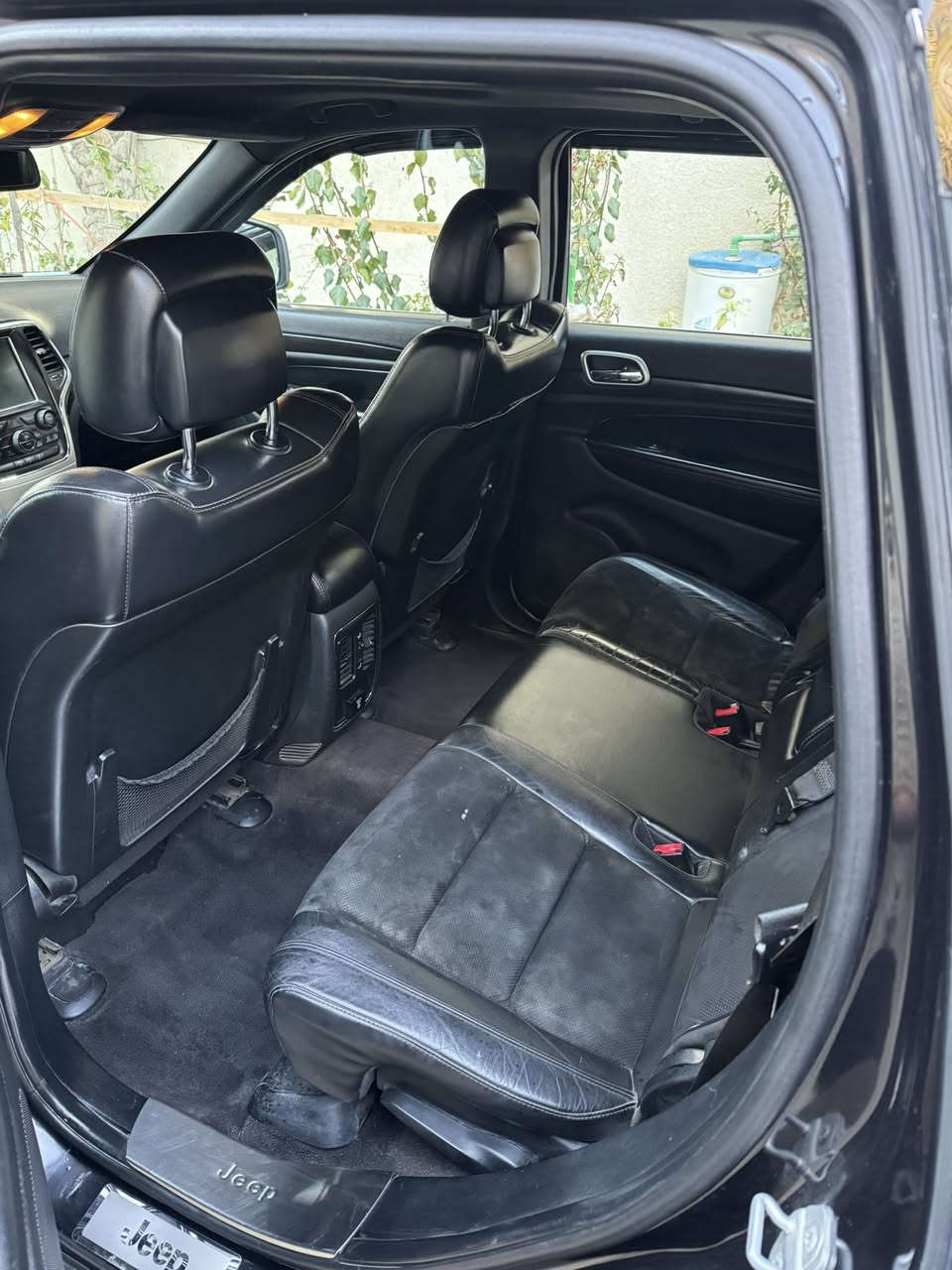 � للبيع – جيب لاريدو بلاك توب 2015
Jeep Grand Cherokee Laredo

الموديل: 2015
اللون: أسود
الممشى: 86 ألف ميل
المحرك: 6 سلندر 3.7 لتر
ناقل الحركة: أوتوماتيك

🌎 وارد أمريكي – تم تصليحه في الأردن

✨ المواصفات:

 • فئة بلاك توب (جنوط ولمسات سوداء)
 • فتحة سقف سلايد
 • شاشة + بلوتوث
 • كاميرا خلفية
 • مثبت سرعة
 • تحكم بالمقود
 • مكيف ممتاز
 • سيارة مريحة جداً واستخدام يومي

🛠 بكل شفافية:

 • السيارة مصبوغة حزام لأغراض تجميلية
 • القمريّة والصندوق وكالة
 • حادث سابق في الباب الخلفي جهة الراكب
 • صور الحادث مرفقة ضمن الصور
 • التصليح تم في الأردن

💰 السعر: 20,000$ قابل للتفاوض بالمعقول
📍 الموقع: بغداد / الرصافة
📞 التواصل: ***********

السيارة بحالة جيدة وتعمل بشكل ممتاز
الجاد يتواصل فقط🙏
