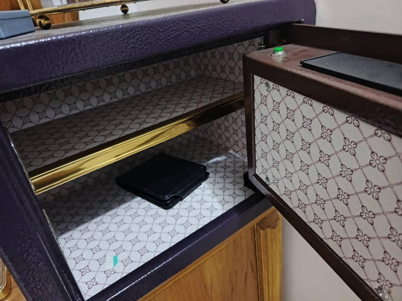 قاصة وزن 22 كيلو  مقاومة للحريق 
بسعر 75 الف للعلم الجديدة ب 125
***********

