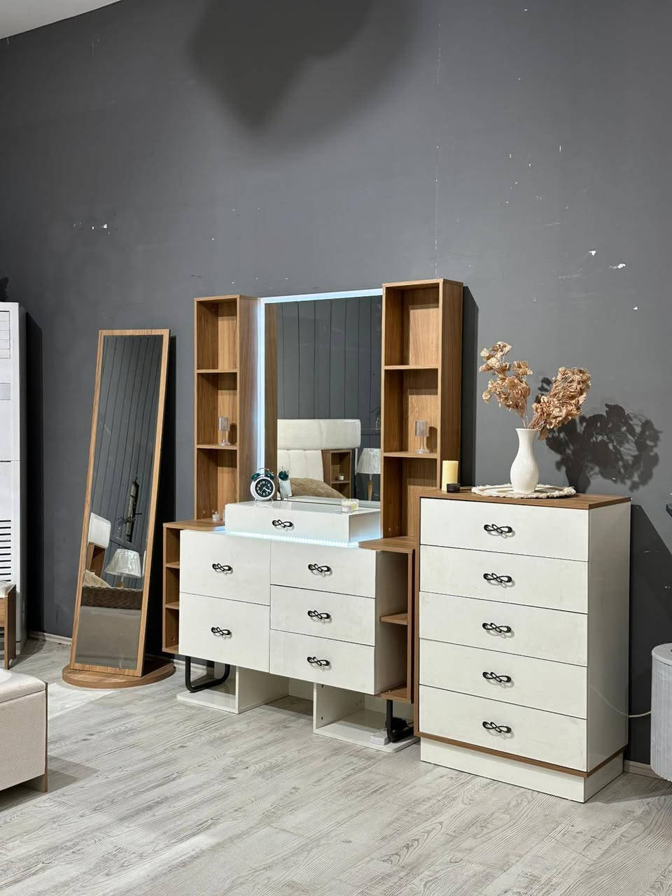 *تم وصول موديل مارسيليا*
*12 قطعه*
*الابواب 6 نرمادات (هايدرولك) هتج الماني 🇩🇪*
*قياس الكنتور 3,30*
*ارتفاع الكنتور 2,40*
*عمق الكنتور 60*
*شازلون مخزن + ثلاث قطع متفرقه (يصلح ان يكون سيت استراحه)*
*انارة بالكنتور*
*اناره بالميزتواليت*
*سكك مراحل تلسكوب*
*ميز تواليت عرض1,40 رتفاع 1,90*
*سرير مخزن جك هايدروليك والثكنس 6mm*
*جميع قياسات الغرفه  عملاقة*

العنوان تكريت شارع الزهور مقابل شركه الهمام معرض السند
***********
***********
