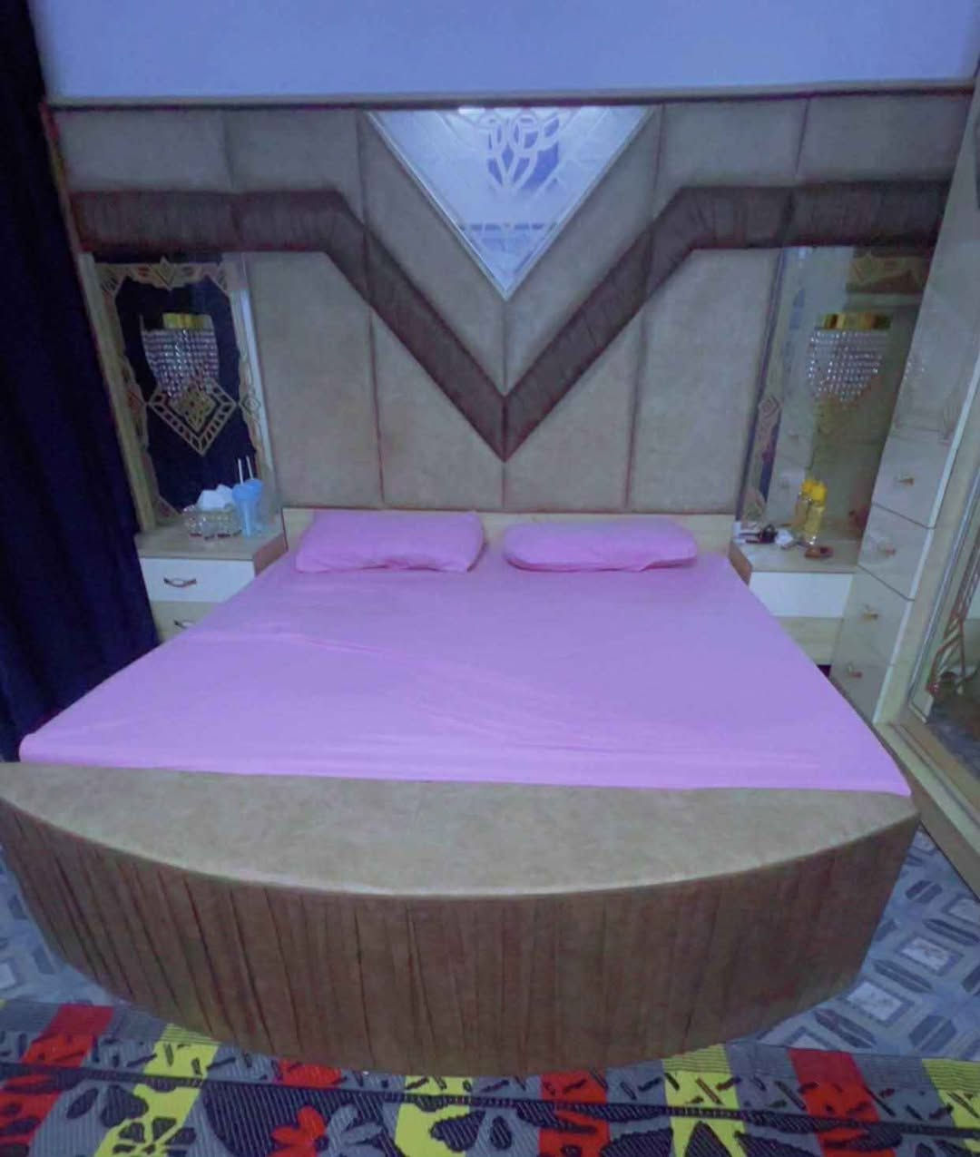 للبيع غرفة نوم تركية أصلية
نظيفة كلش وضخمة، استعمال خفيف جدًا وحالتها ممتازة.

🔹 المواصفات:
 • صبغ حراري
 • اللون أبيض مطعّم بخيط ذهبي (شكل راقي وفخم)
 • تصميم أنيق وموديل حديث

🔹 تتكوّن من:
 • كنتور
 • شازلون
 • سرير طابوريه
 • جوانب سرير
 • ميز مراية
 • مراية قيافة

🔹 ملاحظة:
جوة جامة الكنتور فطر بسيط جدًا وما يبيّن، وما يأثر على الاستخدام نهائيًا.

📍 العنوان: بغداد – مدينة الصدر
💰 السعر: 1,300,000 دينار

📩 للجادين فقط، مراسلة خاص للصور أو المعاينة
(غرفة فخمة وفرصة حلوة بهالسعر لا تفوتوها ابد) بغداد, العراق


**إذا كنت صاحب هذا الإعلان وتريد حذفه لأي سبب، رجاءا أرسل رسالة إلى الدعم الفني**