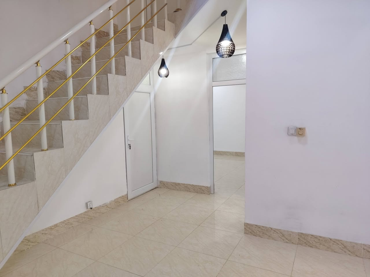 للبيع مشتمل مساحه ١٠٠ مربع طابق نص
خانقين توله فروش ***********
