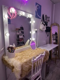 ميز مراية ملكية • إضاءة LED • ذي قار مركز