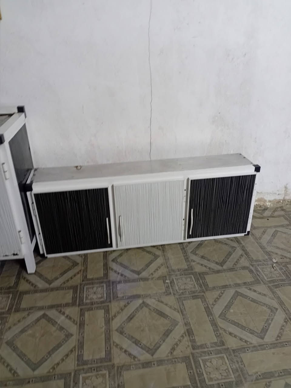 غراض  بيت مستخدمه للبيع
طباخ. 175الف 
ثلاجه 175الف 
كاونتر 100الف
براد مي 60الف 
ميز مرايه 50الف
شاشه حجم 32سعر 125الف 
العنوان بابل الهاشميه 
***********
***********
