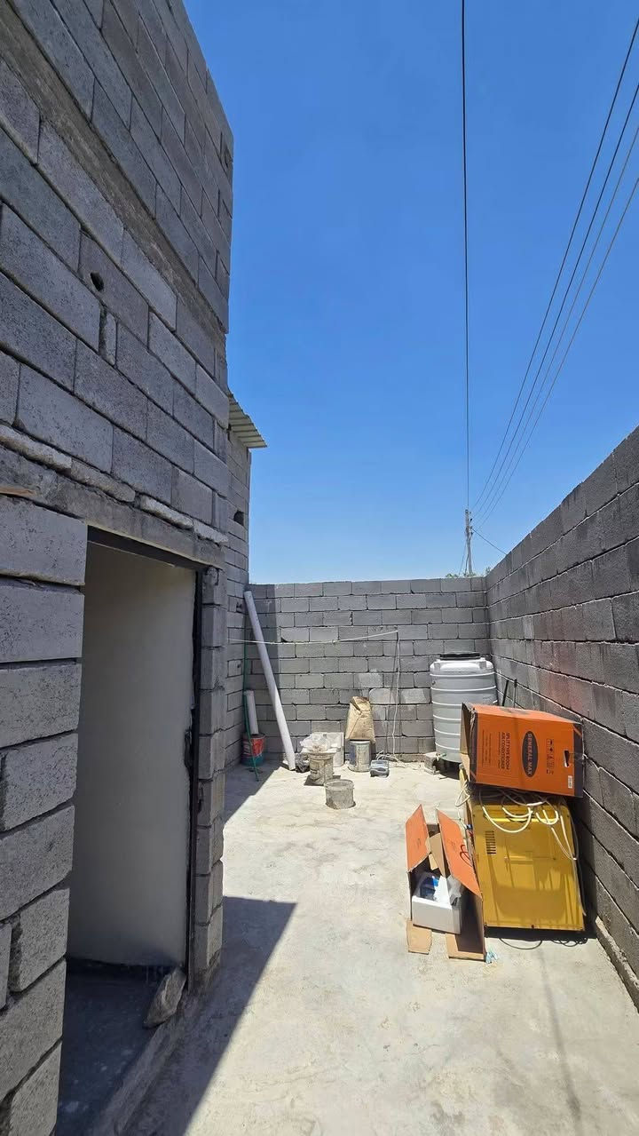 بيت وقف سني بسجل ويتحول المساح البيت ١٠٠متر يحتوي على قرفتين وصاله ومطبخ ستقبال وحمام ومدخل حمام خرجي كهربائيّ ماء السعر ٣٥مليون وبي مجال فارغ سكن تصال ***********
