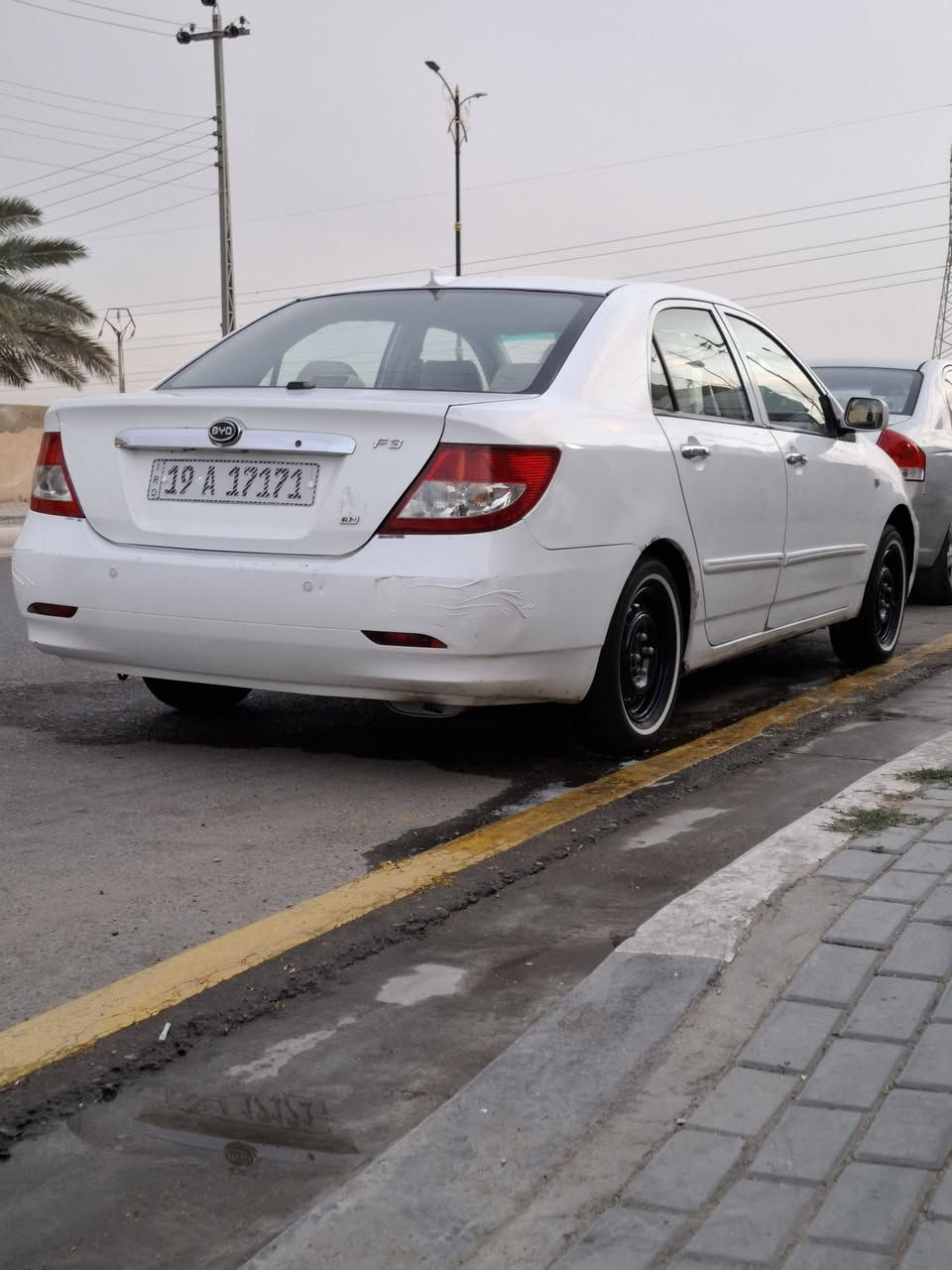 السلام عليكم
BYD.f3
السياره حلوه شوفت عينك.
بيه الجملخ الخلفي اليسر.
ولباقي كفله.
كير عادي. 
تخم تايرات جديد.
زوج مازدات وبك ليت جديد.
السعر58.وبيه.
المكان كربلاء. 
الرقم:***********.

