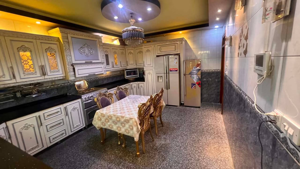 سلام عليكم بيت في حي الامانة مساحة البيت 210متر مع تشجير 285 متر واجهة البيت 15متر البيت كلش نضيف وجديد البيت علة شارع عام البيت بيه 2غرف نوم 3حمامات او مطبخ حار او بارد او استقبال او صالة او منور البيت مؤثث بلكامل تاخذ الاثاث وية البيت البيت ممكن تجاري او سكني  مقبايل مستشفى الأمير الاهلي للاستفسار على سعر ***********
