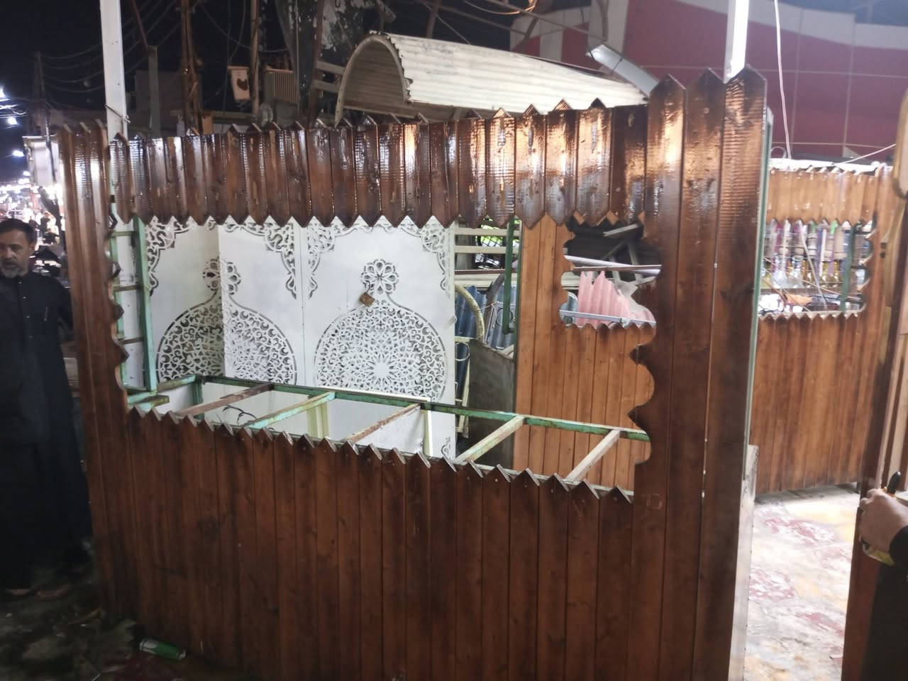 ميز صب شاي وقهوة عدد ٣ للبيع
العرض مترين ونص ولارتفاع مترين جدد استعمال قليل 
المكان الرميثة جسر السوق مقابل مجمع حجي رزاق آل هلال 
الإتصال بالرقم ***********
***********

