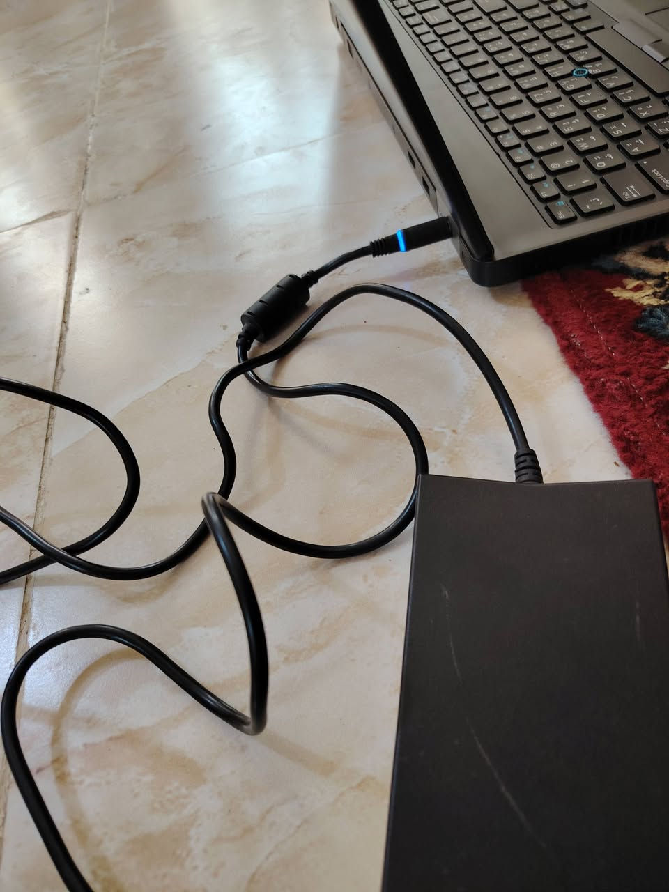 لابتوب Dell Latitude E5570 (نظيف جداً - بحالة ممتازة) 🔥
​لأصحاب العمل، الدراسة، والألعاب المتوسطة.. لابتوب بمواصفات قوية وتصميم عملي متين.
​✅ المواصفات التقنية:
​المعالج: Intel Core i7-6820HQ (فئة HQ القوية، أداء ممتاز في البرامج الهندسية والمونتاج).
​الذاكرة (RAM): سعة 16GB (سلاسة تامة في التنقل بين البرامج).
​الهارد (Storage): نوع SSD فائق السرعة بسعة 512GB (إقلاع النظام بثواني).
​كارت الشاشة (Double Graphics):
​منفصل: AMD Radeon R7 M370 بسعة 2GB (للألعاب وبرامج التصميم).
​داخلي: Intel HD Graphics 530.
​الشاشة: قياس 15.6 بوصة مريحة للعين.
​الكيبورد: عربي/إنكليزي كامل (Full Keyboard) مع إضاءة خلفية.
​✨ المميزات الإضافية:
​الجهاز نظيف جداً (مثل الصور تماماً).
​يحتوي على كافة المنافذ (USB, HDMI, VGA, LAN).
​بطارية تدوم لفترة جيدة.
​تم تنصيب نظام ويندوز 10 مع كافة التعريفات والبرامج الأساسية.
​💰 السعر: 375,000 دينار شراي الك بيه مجال
📍 المكان: [واسط الصويرة]
​📞 للتواصل أو الاستفسار: [ ***********]
