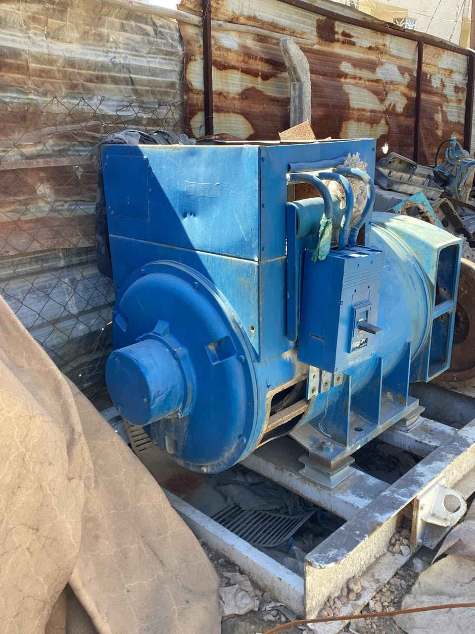 السلام عليكم جنريتر عدد 2
750كيفي   والثاني كذالك 750كيفي  والثالثه أبيع بس مكينه البي  الجريترات الواحد 50 ورقه أو بيه مجال  والمكينه  بس  سعره   15 أو بيه مجال الشراي يتصل   *********** الجنريترات ما مفتوح برغي بيهن
