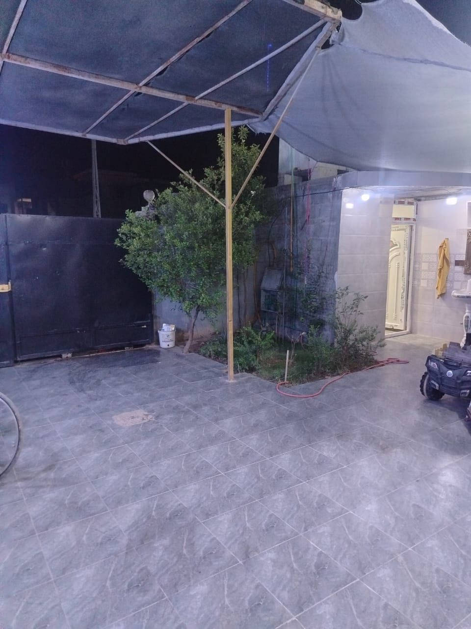 بسم الله الرحمن الرحيم 

يعلن مكتب الجزيره للعقار

عن دار للبيع
مكون من طابقين بي ثلاث غرف نوم
وصاله وستقبال وكراج سياره وحمام ومنور ومطبخ
مساحة 160 متر 
وجه 8 والنزال 20 م
بناء حديث مو حيل قديم
شارع 12 متر 
صنف العقار طابو سند صرف
البناء بلوك 
منطقة سكنيه وحلوة
خدمات كامله ماء كهرباء مدارس اسواق

العنوان الأنبار فلوجة شهداء الصقلاوية
قرب جسر المشاه وخلف شارع ابو سعد 

السعر 90 وقابل للتفاوض 

اي ستفسار الأتصال علا الأرقام 

***********

***********
