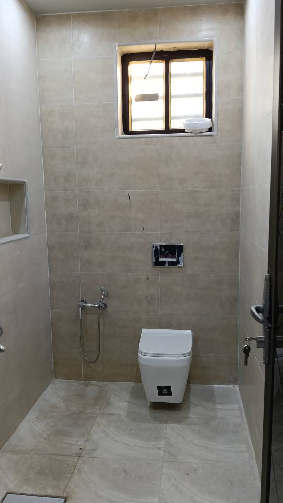 الدار زراعي للبيع 100 متر  السعر 135 مليون وبيها مجال البناء 2025 يحتوي البيت الطابق الارضي على صالة و مطبخ و حولي و حمام مع تواليت وغرفة نوم والطابق الثاني غرفتين نوم وحمام مع تواليت يعني مجموع الغرف النوم ثلاثة مع حمامين داخل البيت وتواليت خارجية موقع البيت في الدورة البعيثة في مجمع العدل الثالث الاستفسار على هذا الرقم *********** بغداد, العراق
