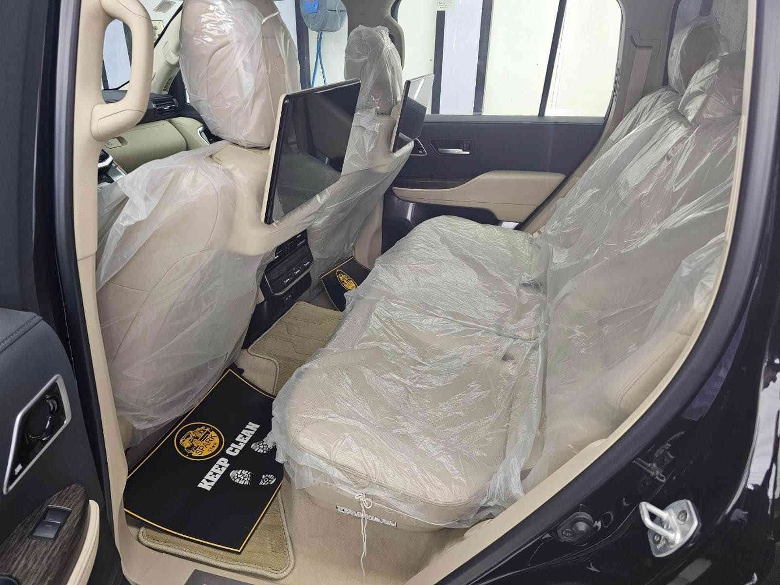 السلام عليكم 
للبيع تويوتا لاندكروزر 
موديل 2024 
VX لمتدد فول مواصفات 
بريم اصلي رادار امامي وتحديد مسار و5 كامرات وكراسي تدفئة وتبريد حتى الخلفيات والكراسي كلهن كهرباء حتى ال7 راكب هم كهرباء وكرسي السايق  خزن ميموري وبقية المواصفات المعروفة باللمتدد الvx 
السيارة مغلفة PPF من جانت زيرو ضمان 15 سنة 
مكفولة كفالة عامة عدا ملاحظة جدا بسيطة 
ماشية 12 الف جديدة جدا بحالة الزيرو 
رقم بغداد الجديد وبأسمي تحويل مباشر 
السعر 800 وبيهة مجال 
***********
*********** بغداد
