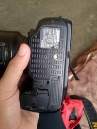 بدي نيكون 610 للبيع ملحقات  بطارية شاحنه  جلاتيت  حزام كتف جنطه كتفين ...