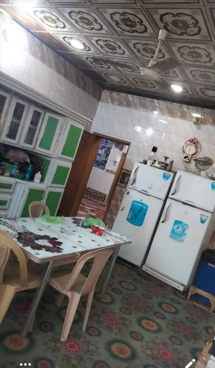 سلام عليكم بيت في حي الجامعه طابقين 200م بناء حديث يحتوي على 6غرف نوم وصاله واستقبال  وتخاريج وبناء درجه اولى مال جنيان السعر مناسب للاستفسار على ارقام التاليه***********
