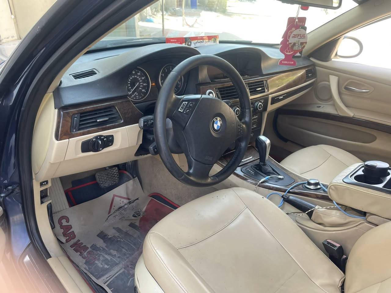 السلام عليكم e90 2011
328 i حادثها جاملع عكس السايق وشويه من الباب ومرشوشه للجماليه  *********** واتساب موجود
