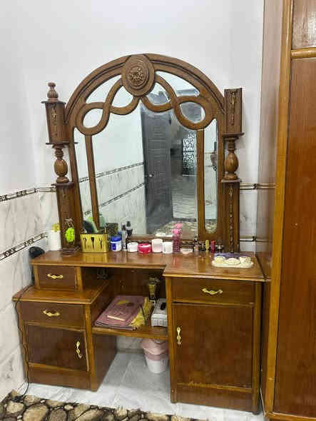 السلام عليكم يوجد غرفه توج نضافه فول السعر 850 الف العنوان الرمانة البوعبيد للتواصل على الرقم ***********
