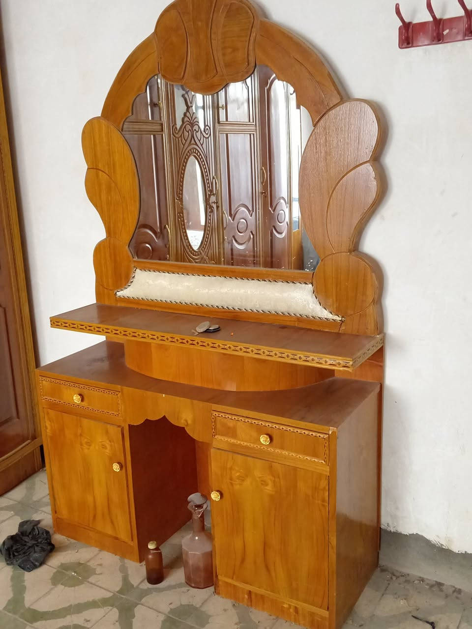 السلام عليكم غرفة نوم صاجي للبيع جديده  خشب المعاكس ٤ ملم قويه وشخط مابيه
السعر ٧٠٠ 
العنوان سده الهنديه حي النصر
واتساب ***********
