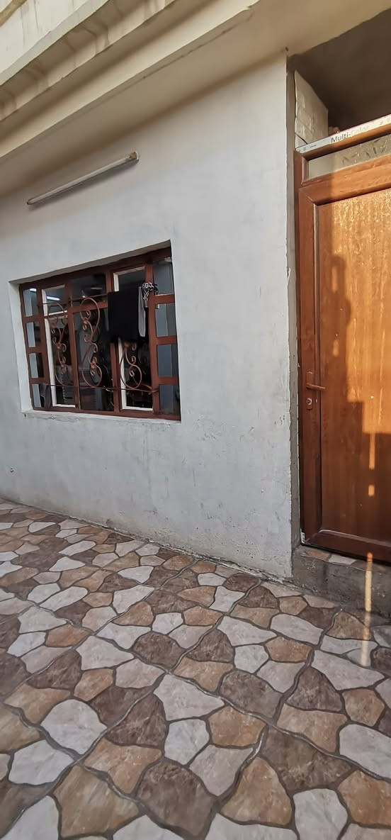 السلام عليكم دار للبيع المساحه 100 مربع قاطين يحتوي علا استقبال ومطبخ وهول وغرفه نوم وصحيات القاط الاول والقاط الثاني يحتوي علا ثلاث غرف نوم وصحيات بيت مرتب والموقع كلش حلو فول خدمات يبعد عن الشارع العام  عشر امتار العنوان شارع ابو وليد قرب التقاطع وذا اكو مراوس ابيت مساحه 200 متر ماعندي مشكله بس يكون مرتب وقريب علا الشارع للستفسار اتصل علا الرقم التالي *********** ملاحظه البيت يباع هوه والاثاث

