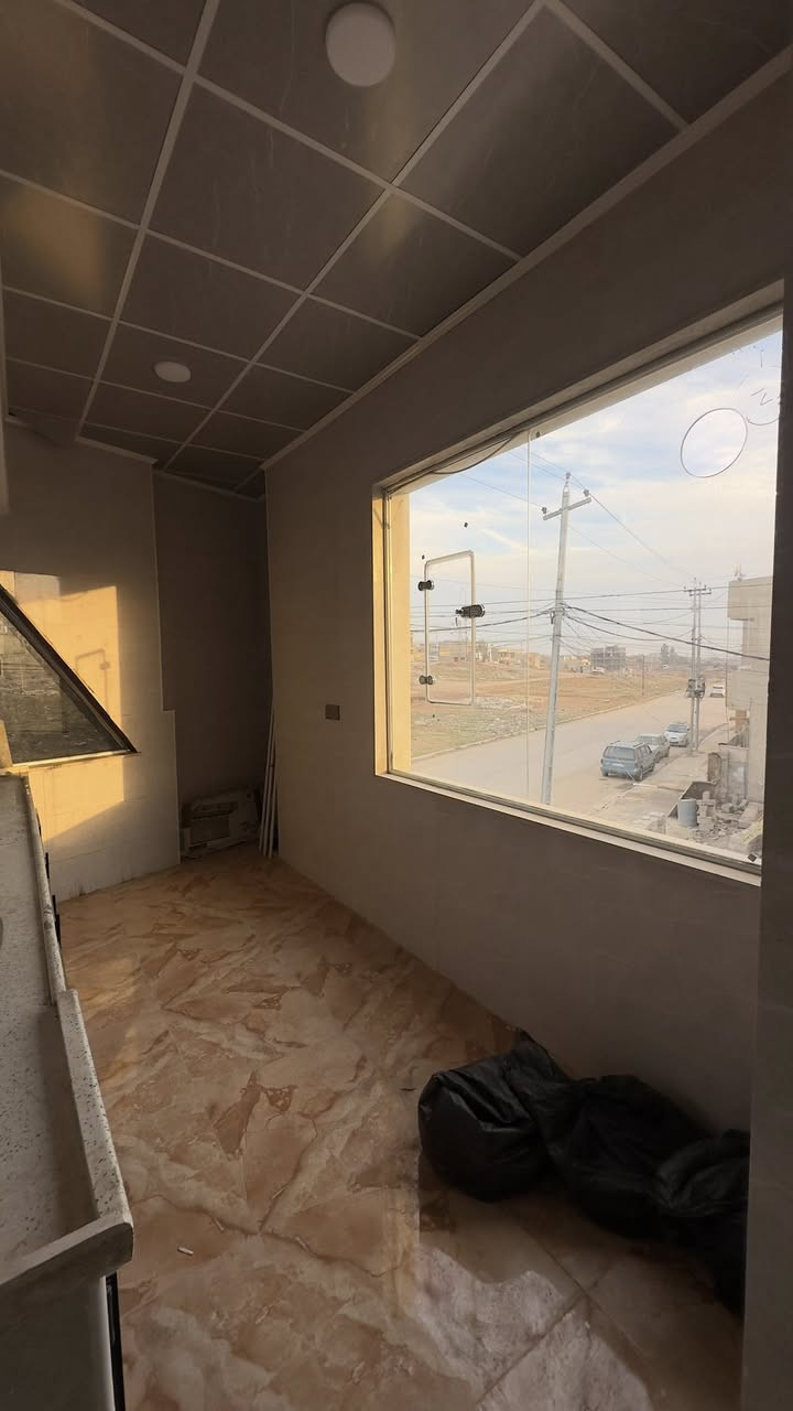 السلام عليكم 

شقة للايجار في حي السماح ال ٩٠ قرب مول التسعين بالجهة المقابلة

شقة طابق ثاني ركن على الشارع العام تحتوي على غرفتين وهول ومطبخ ،مجهزة بكاونترات

الشقة تصلح تجاري او سكني
بدل الايجار ٣٠٠ الف قفل

مكتب صفوان السنجاري 
***********
***********
