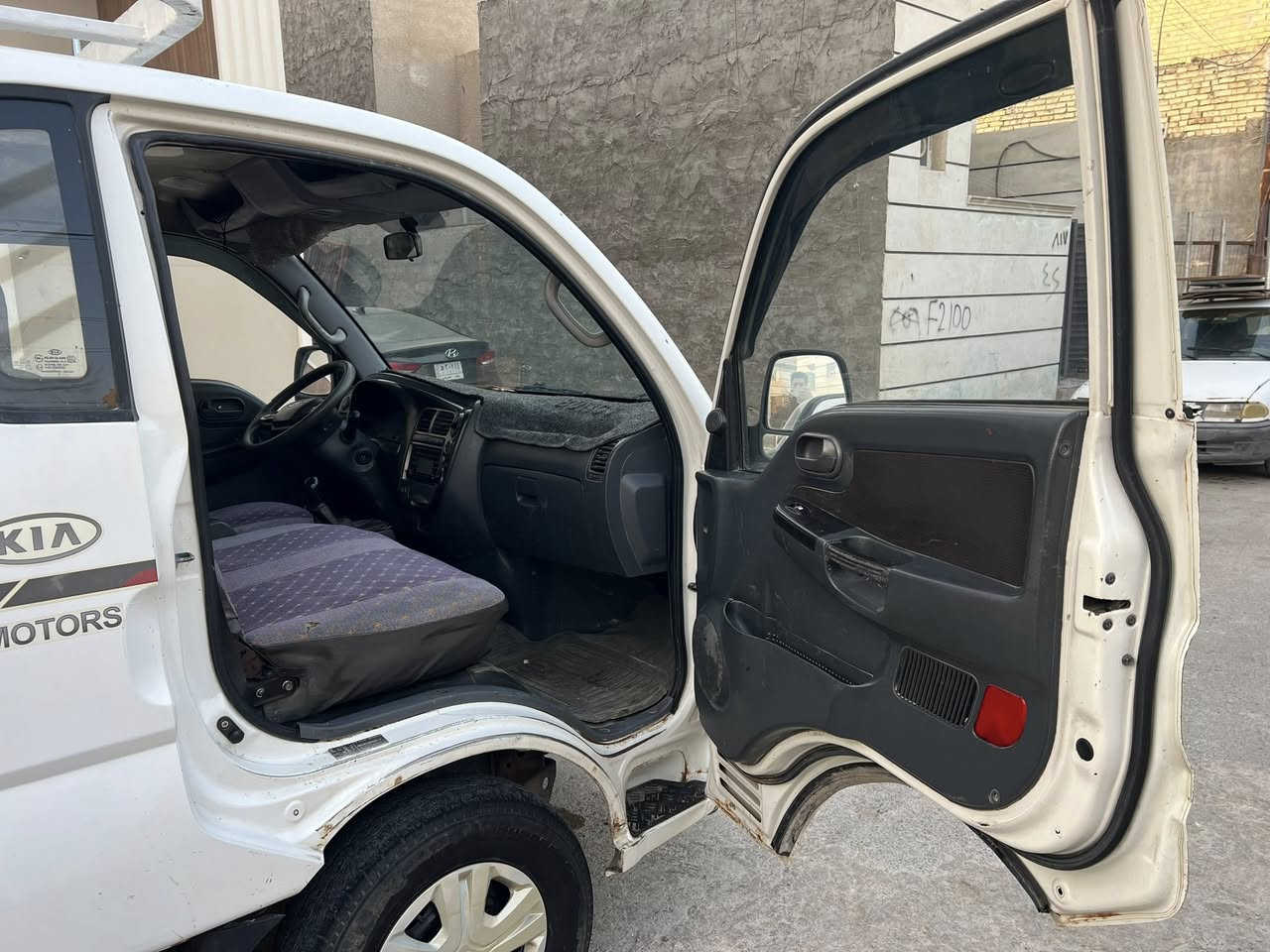 سلام عليكم كيا 2013 سياره كلشي ما ناقصه تخم تاير اماميفقط سياره حلوه وخير من الله سعر 105 رقم مميز امبار سنويه جديده ورقم جديد ***********
