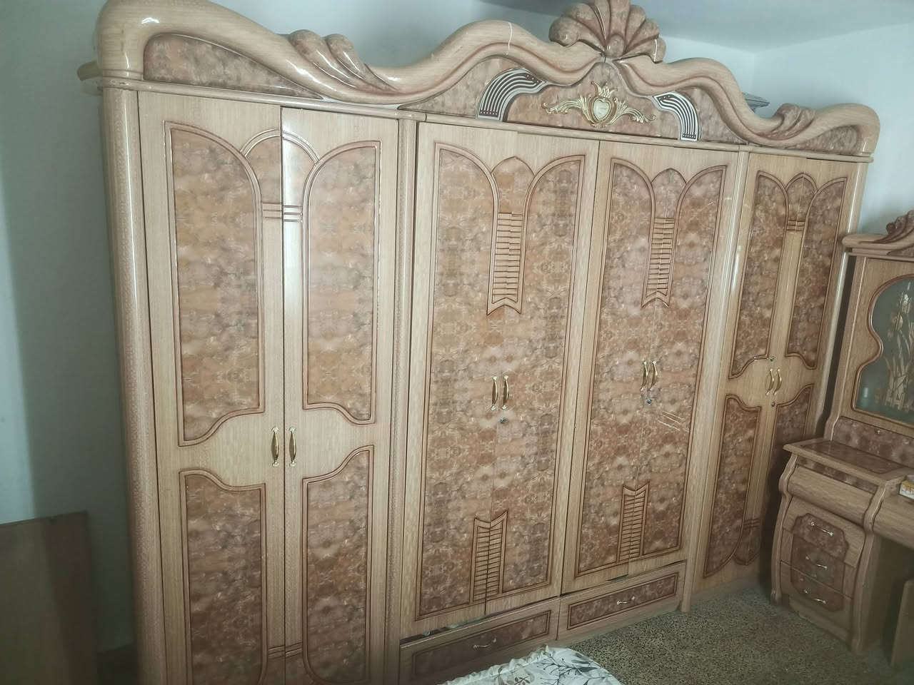 غرفة خشاب 8 قطع  غرفة نظيفة واظحة بالصور مع دوشك طبي مستخدم شي قليل سعر 360 بيه مجال قليل عنوان كركوك واحد اذار قرب المحافظة الجديدة ***********
