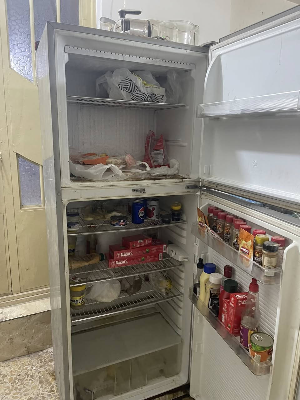 ثلاجه دنكه نضيفه وشغاله وتجمد 
طباخ دنكه كله شغال 
وغساله سامسونك شغاله اوتماتيك 
كلمن وسعره تريدهن شلع اداريك بلسعر
الثلاجه 250
الطباخ 200
الغساله 200
***********
