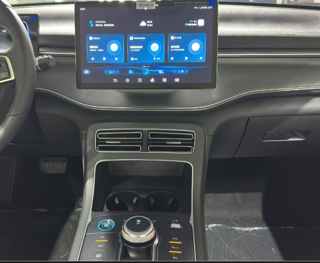 *BYD DESTROYER 05 DM-i*
2025 Zero
بي واي دي ديستروير زيرو .

تقطع مسافة : 1200 كم بالفل 
صندوق الأمتعة:248 لتر 
سعة المحرك :  1500cc 
سعة خزان الوقود : 48 لتر 
حجم البطارية : 8.3 KWH 
تقطع مسافة : 55 كيلو في شحنة 
حجم المحرك الكهربائي : 132 KWH 
عزم الدوران : N.M 316 
التـسـارع مـن 0 إلى 100 كــم/س : 6.9 ثواني فقط 
عدد الأحصنة : 179 HP 
نوع البطارية : بليد 

المواصفات : 
-✅كراسي جلد 
-✅جنط بحجم 16 إنش 
-✅كاميرا خلفية 
-✅نظام التشغيل عن بعد 
-✅نظام الدخول الذكي
-✅هاند بريك كهربائي ) 𝐇𝐎𝐋𝐃 𝐀𝐔𝐓𝐎) 
-✅اوامر صوتية للتحكم بالسيارة 
-✅حساس مطر
-✅شاشة بحجم 12.8 إنش 
-✅شاشة العدادات 10.25 إنش 
-✅عدد السماعات 12 
-✅عجلة القيادة جلد
-✅زجاج ملون
-✅حساسات خلفية
-✅نظام الضوء النهاري
-✅تحكم كهربائي بالمرايا الجانبية


**إذا كنت صاحب هذا الإعلان وتريد حذفه لأي سبب، رجاءا أرسل رسالة إلى الدعم الفني**