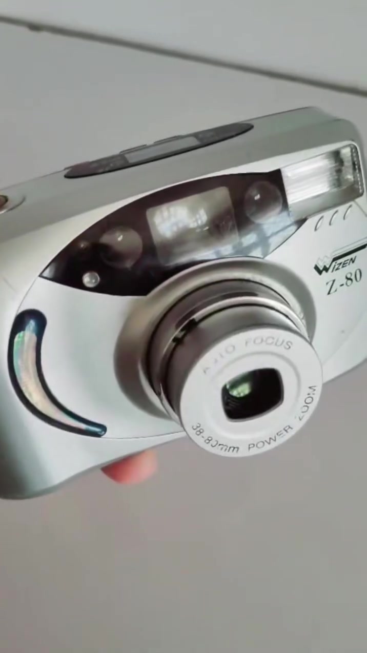 كاميرا Wizen Z-80 Power Zoom كلاسيكية.
 هي كاميرا فيلم تماثلية مدمجة (Point & Shoot) تعتمد على أفلام بمقاس 35 ملم. تم تصنيعها في التسعينيات ومطلع الألفينات وتتميز بكونها آلية وسهلة الاستخدام للغاية.
المواصفات الأساسية للكاميراالعدسة: عدسة تقريب ميكانيكية (Power Zoom) بمدى بؤري يتراوح بين 38-83 ملم.التركيز: نظام ضبط بؤري تلقائي (Auto Focus).
الوميض: فلاش مدمج متعدد الوضعيات (تلقائي، تقليل العين الحمراء، تشغيل، إيقاف).
الميزات المضافة: تحتوي على مؤقت ذاتي (Self-Timer) وشاشة LCD صغيرة في الأعلى لعرض عدد اللقطات وحالة البطارية.
الطاقة: تعمل عادةً باستخدام بطاريات قلم عدد 2 لتشغيل محرك التقريب والفلاش التلقائي.
هذا المواصفات اخذتها من الكوكل 
الكاميرا مستخدمة نظيفة السعر :  25 الف شامل التوصيل


**إذا كنت صاحب هذا الإعلان وتريد حذفه لأي سبب، رجاءا أرسل رسالة إلى الدعم الفني**