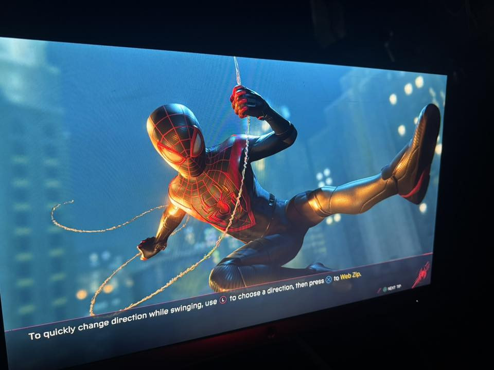 سلام عليكم شاشة  العاب تصميم حجم 23  سعر ((100 وبي شي بسيط حك جيه)) مكاني بغداد الشعب ماعندي توصيل 

مواصفات: 

من الملصق الظاهر في الصورة، الشاشة هي:

HP – HP 23er Display (شاشة 23 بوصة)

وهذه أهم المواصفات:

المواصفات الأساسية:
 • 📏 الحجم: 23 بوصة
 • 🖥️ الدقة: 1920 × 1080 (Full HD)
 • 🔄 معدل التحديث: 60Hz
 • 🎨 نوع اللوحة: IPS (ألوان جيدة وزوايا رؤية واسعة)
 • ⚡ استهلاك الطاقة: حوالي 16 واط
 • 🔌 الكهرباء: 19V – 1.58A

المنافذ عادةً في هذا الموديل:
 • HDMI
 • VGA

مميزاتها:
 • تصميم نحيف
 • ألوان جيدة
 • مناسبة للأعمال اليومية، الدراسة، والأفلام العاب . تصميم


**إذا كنت صاحب هذا الإعلان وتريد حذفه لأي سبب، رجاءا أرسل رسالة إلى الدعم الفني**