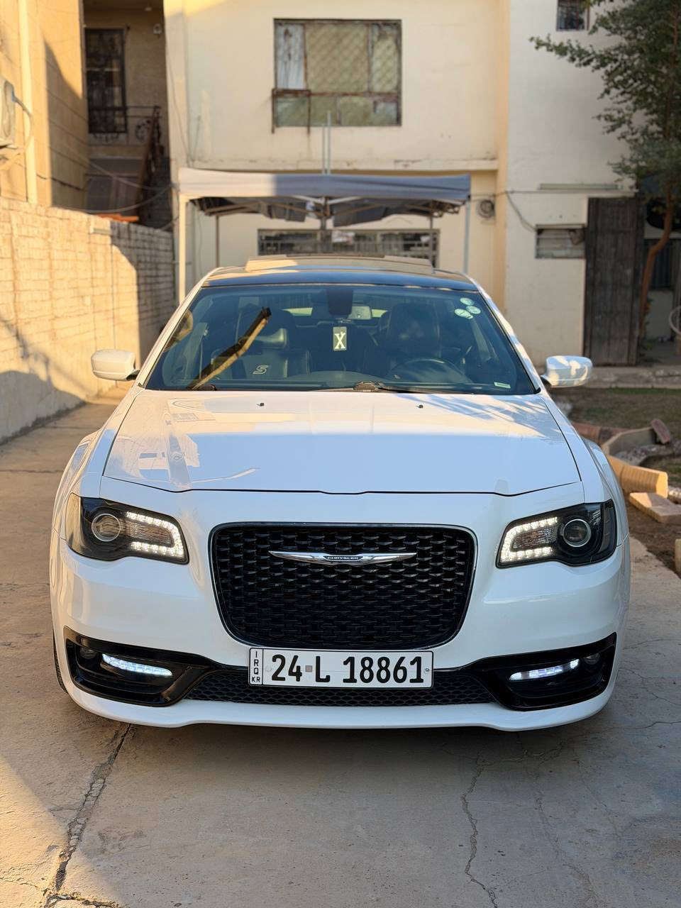 سلام عليكم
كرايسلر 300s 

موديل 2018 كندي كفاله كلين تايتل 

بانوراما بجم عريض 

ماشيه 60 الف 

اكفلك السياره من رصعه ول شخط ول نكراش 
و اكفلك الكير ول مكينه ول كهربائيات و كلشي بل سياره 
السياره 

و كلشي بل سياره بدلته قبل سبوع 
بدلت تخم تايرات 
بدلت بلكات و نوزلات و  مجاول ول بدلت دهن و بدلت مي الراديتر بل جهاز و تبدل الفيت بم و تبدل باتري السياره 
ول سياره مبرمجه سيفتي للمكينه ول حماوه يم الياس 
يعني ربع متصرف عليها 

مكاني بغداد الدوره 
سياره بسمي ثاني يوم احولك 

***********
