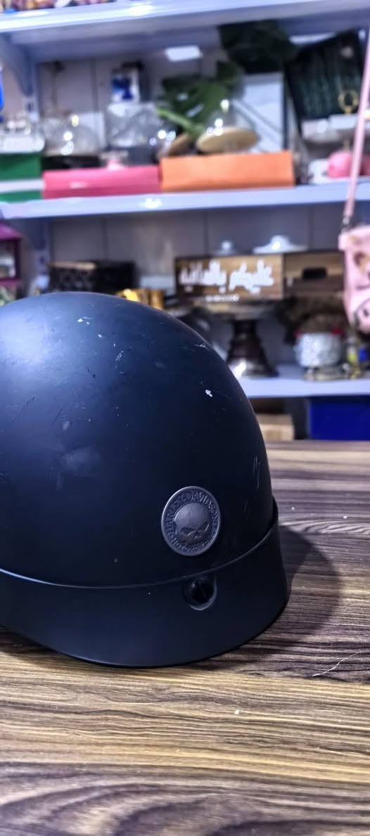 هذه خوذة نصفية (half helmet) من هارلي ديفيدسون بشعار جمجمة فولاذي ولون أسود مطفي.
تتميز بلمسة نهائية سوداء مطفية.

تشتمل على شعار جمجمة فولاذي على كل صدغ.

مزودة بواقي صغير وحزام ذقن بزر قابل للتعديل.

معتمدة من وزارة النقل (DOT).


**إذا كنت صاحب هذا الإعلان وتريد حذفه لأي سبب، رجاءا أرسل رسالة إلى الدعم الفني**