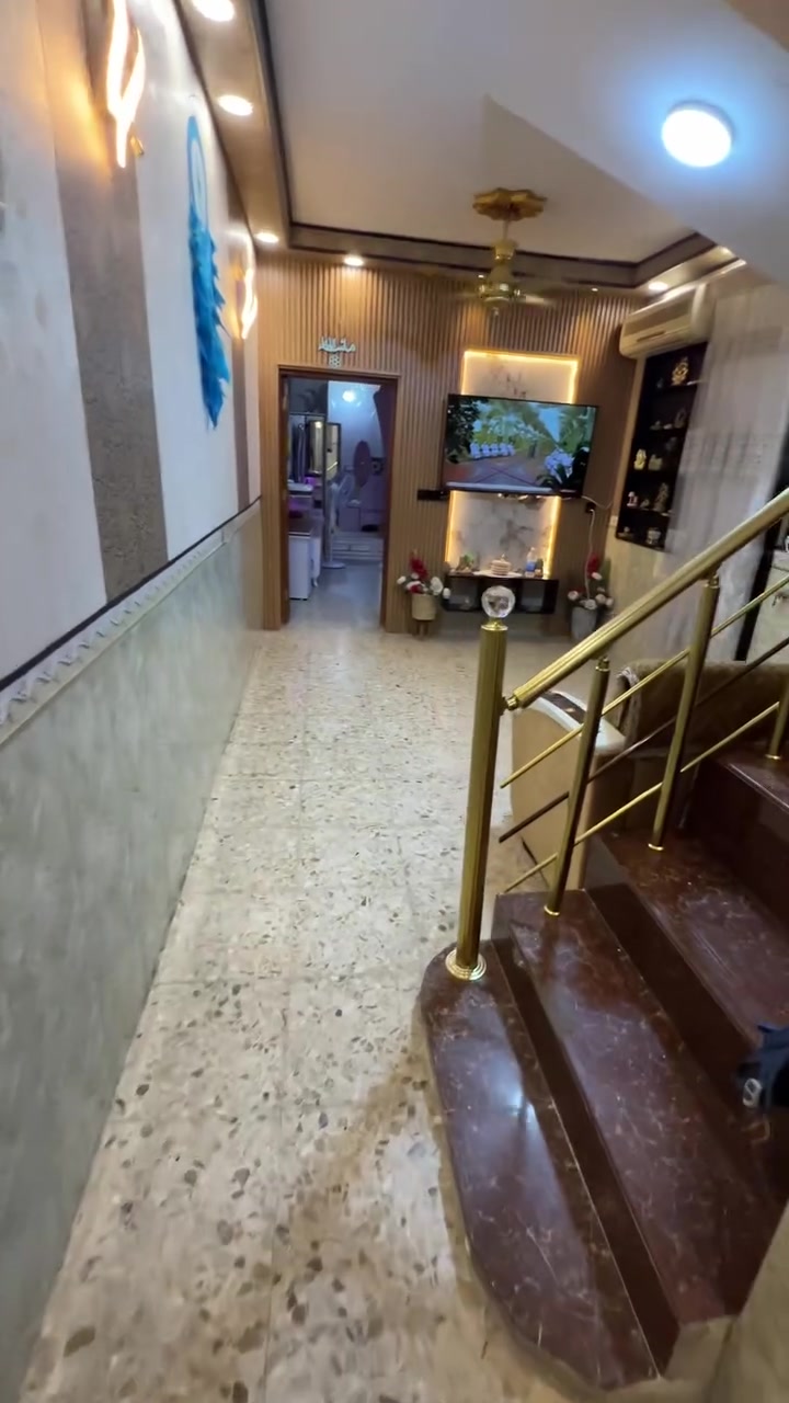 بيت للبيع مساحه ١٠٠ متر طابقين  ( طرمة جبيره + حديقة صغيره ) استقبال وصالة + حمام وترك مطبخ + غرفة نوم + طابق ثاني غرفتين نوم + سطحين بل بيت 

مكان الشعب حي الكوثر قرب شارع الصحة 

الاستفسار ***********
