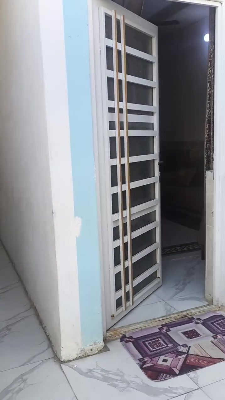 بيت للبيع 100 متر حي العسكري مدارس قرب سوك العسكري بناء جديد  غرف وصاله مطبخ استقبال سعر مناسب ***********

