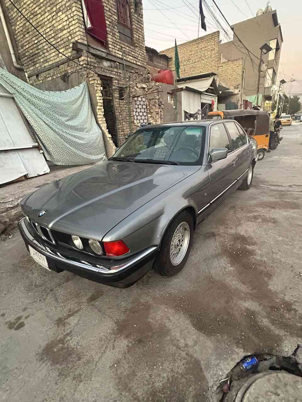 السلام عليكم BMW 735
سيارة نصبتها حلوة مثل ما تشوفون 
كير مكينه بلاديه 
تخم تاير جديد 
مصبوغه جمالية 
السعر 40 ورقة 
مكاني بغداد 
رقمي ***********
