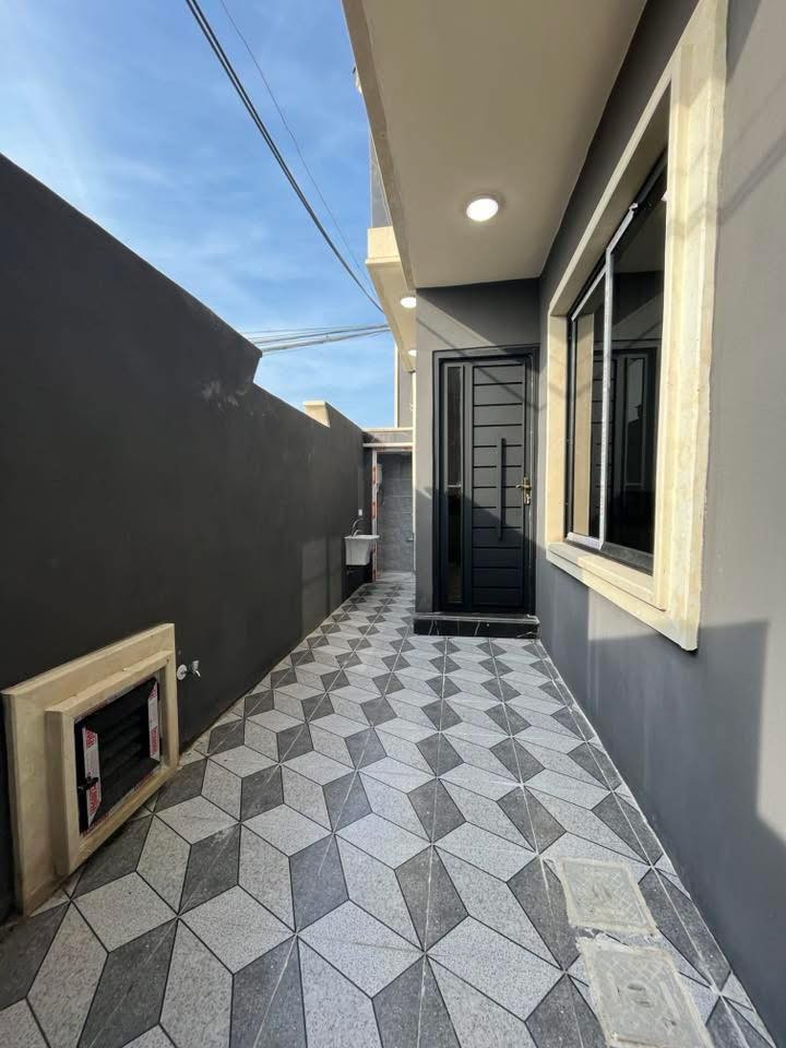 السلام عليكم ورحمة الله وبركاته #مكتب_الغوالي

بيتين للبيع في حي السماح الاساتذة المربع الذهبي ⚜️

🔹 المساحة : 100م ، الواجهة : 10م ركن ، العمق : 10م

🔹 طابقين بناء هندسي حديث مقابيل كل بيت حديقة 

🔹 سند طابو ملك صرف شرط التحويل وقرار التمليك

🔹 اساس البيت ومراحل البناء مصور بالكامل 🎥

ط1 : كراج ، استقبال ، هول ، مطبخ ، غرفة ، صحيات

ط2 : ثلاث غرف ، هول ، صحيات ، بيتونه ، سطح كاشي

مجهز بالكامل بكافة الانظمة الحديثة -

دكتات - سبالت - غسالات - انترنيت - دشات - كاميرات

للاستفسار اكثر مراجعة #مكتب_الغوالي الكائن في حي السماح الاركان قرب مدرسة السماح الابتدائية وقرب مول القمه على شارع 20 او الاتصال على الارقام التالية -

***********

***********
