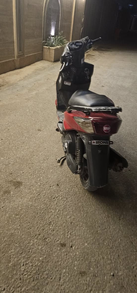 السلام عليكم سكنس للبيع مستعجل فحل خط واحد كابريتر دراجه ما ناقصه اي شيء بس شغلات بسيطه الدراجه تجي تفحصها كفاله عامه سعر الدراجه 650 وبيها مجال المكان شارع الحولي قرب مستشفى مهندس
 الرقم***********
