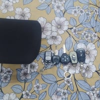 للسلام عليكم اخوان عندي غراض مال سيارات مااعرف مال حاويه اصليات قيم وا...